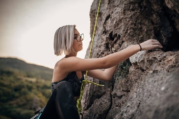 Strong women climbing and using her joints thanks to LIVING SILICA